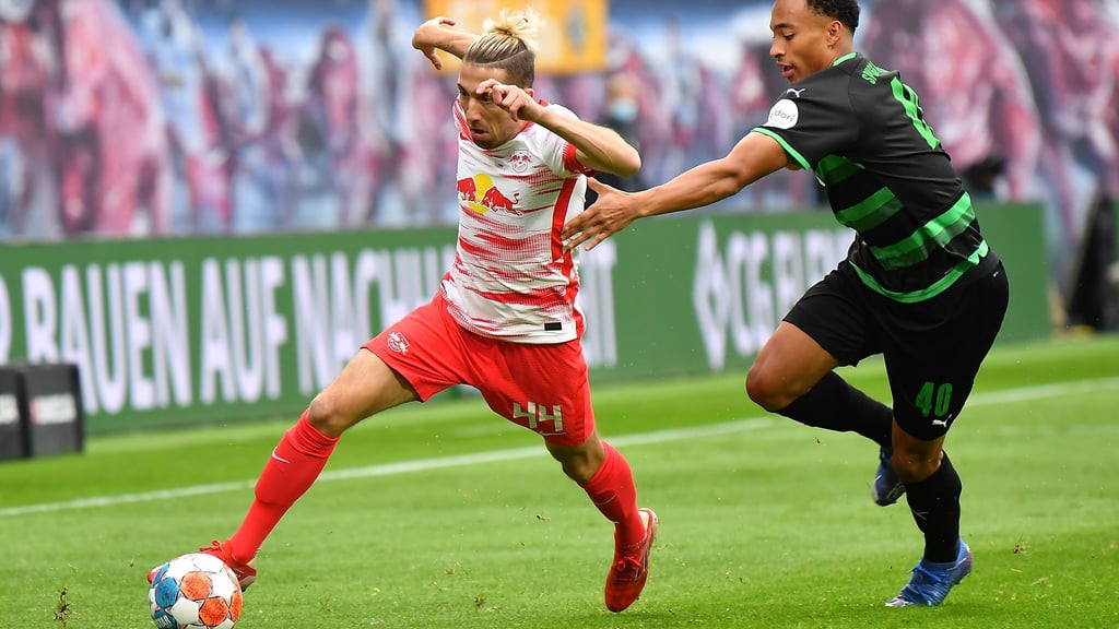Unter Druck: Kevin Kampl gegen Fürths Jamie Leweling.