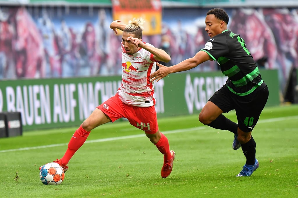 Unter Druck: Kevin Kampl gegen Fürths Jamie Leweling.