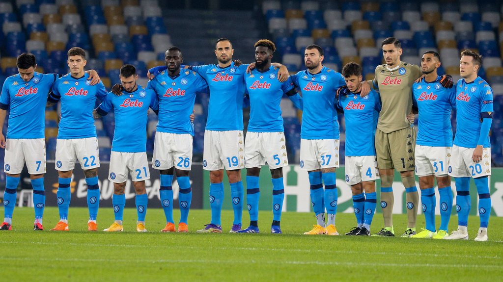 Diego Demme (4.v.r.) trauert mit seinen Teamkollegen vom SSC Neapel um Diego Maradona.