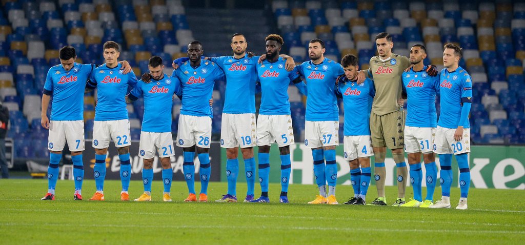 Diego Demme (4.v.r.) trauert mit seinen Teamkollegen vom SSC Neapel um Diego Maradona.