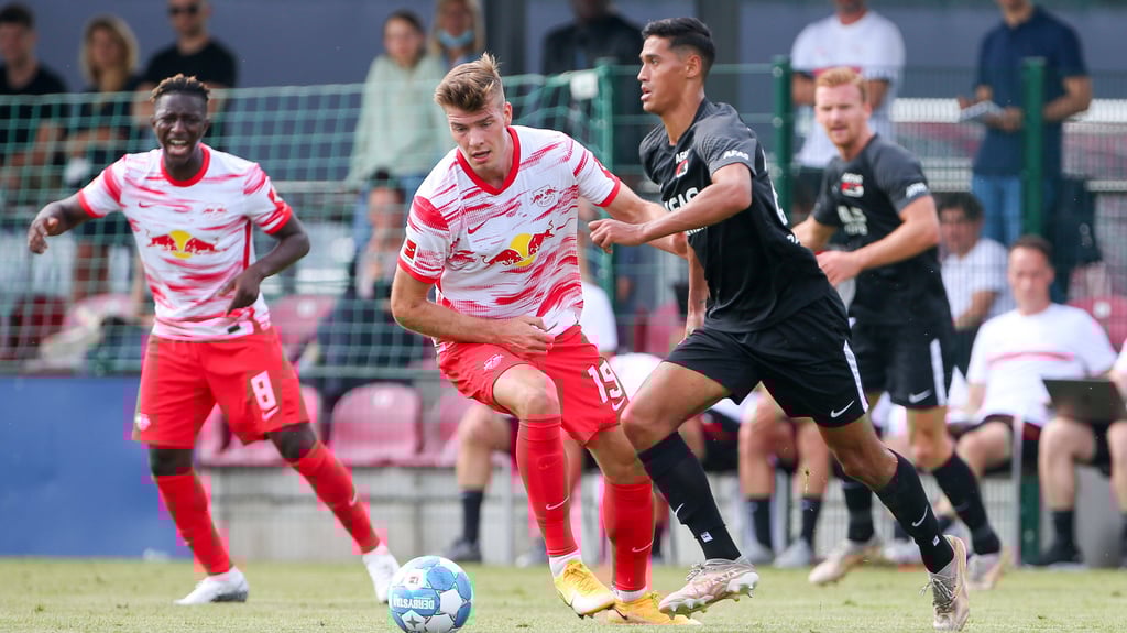 Keine Werbung in eigener Sache: Alexander Sörloth (Mitte) beim Testspiel gegen AZ Alkmaar.