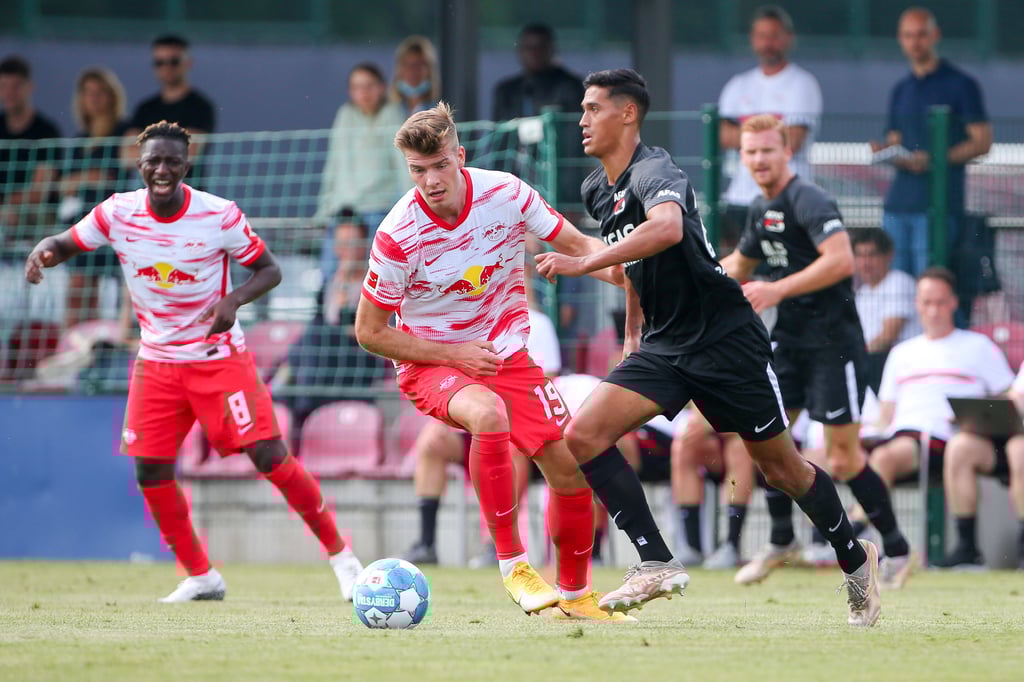 Keine Werbung in eigener Sache: Alexander Sörloth (Mitte) beim Testspiel gegen AZ Alkmaar.