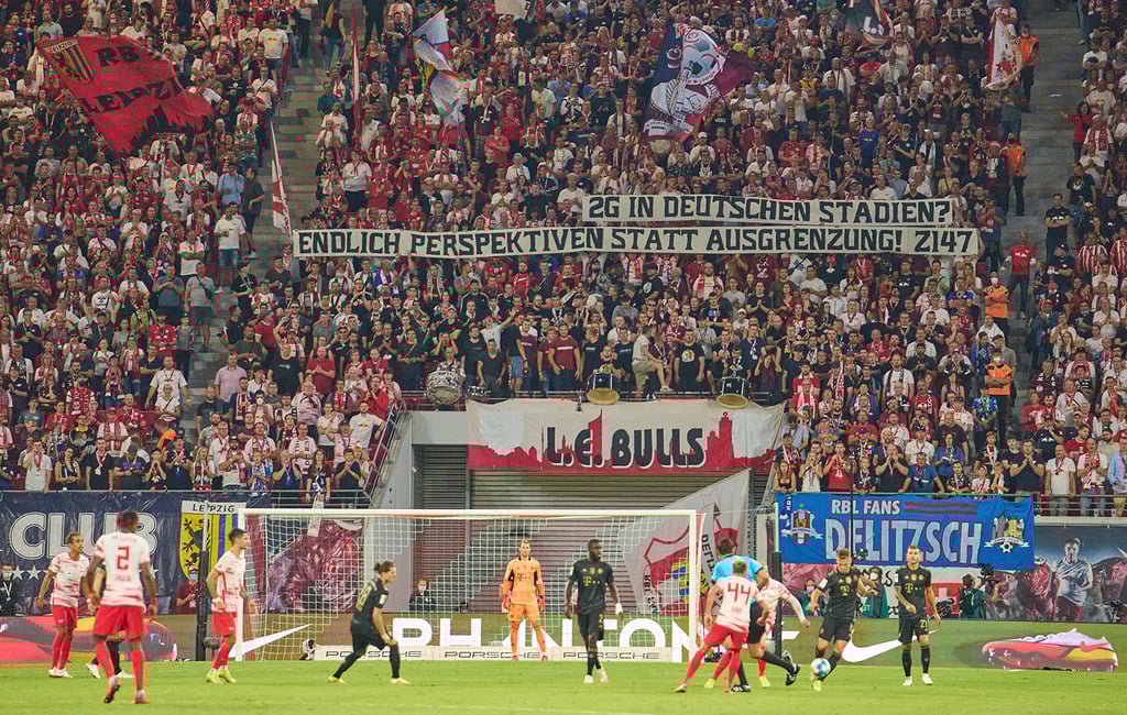 Teile der Fans von RB Leipzig sind gegen die 2G-Regelung.