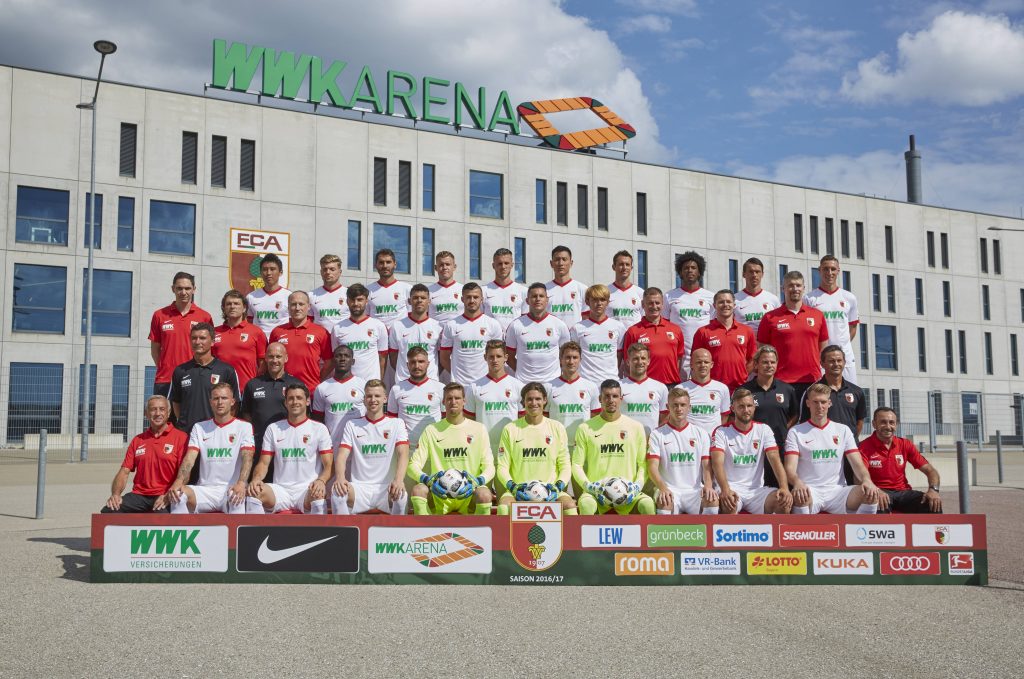 Zwar im Schnitt vier Jahre älter als RB Leipzig, für ein Gruppenfoto vor einem Altersheim reicht es aber trotzdem noch nicht beim FC Augsburg.