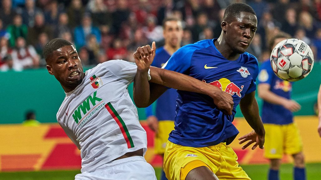 Pokalschlacht in Augsburg: 2019 gewann Ibrahima Konaté (rechts) mit RB in der Nachspielzeit.