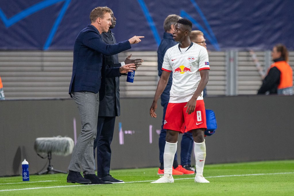 Trainer und Azubi: Julian Nagelsmann erklärt Amadou Haidara seine Aufgaben