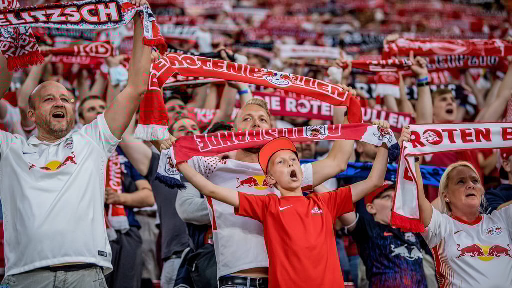 Fans feuern ihr Team in der Red Bull Arena an.