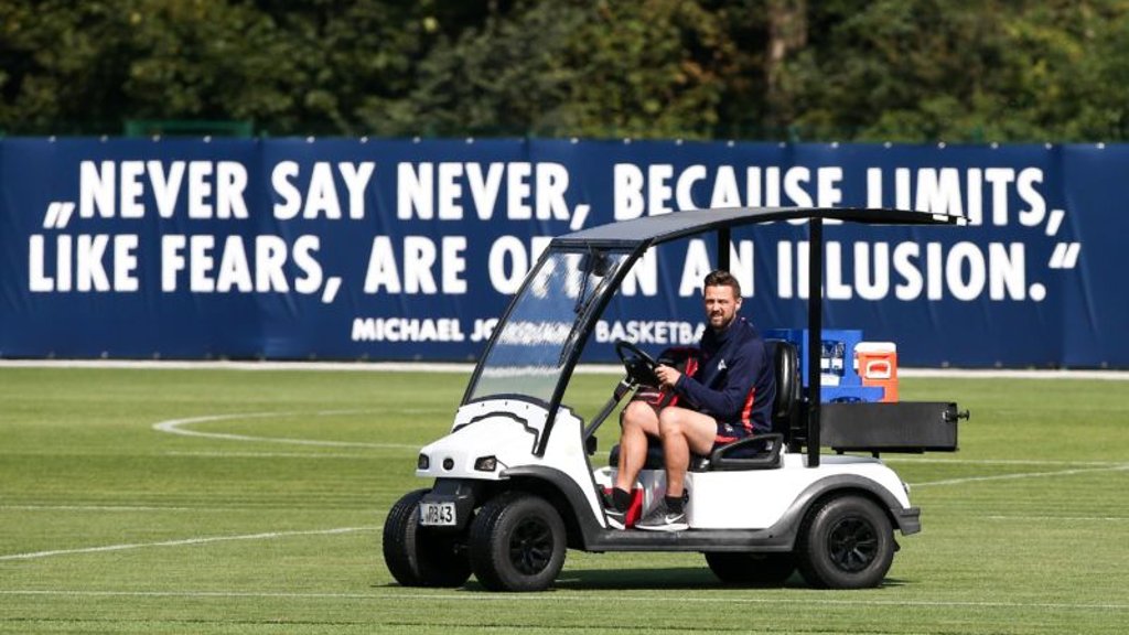 Alexander Sekora holte sich gegen Olympique Lyon die Rote Karte ab.