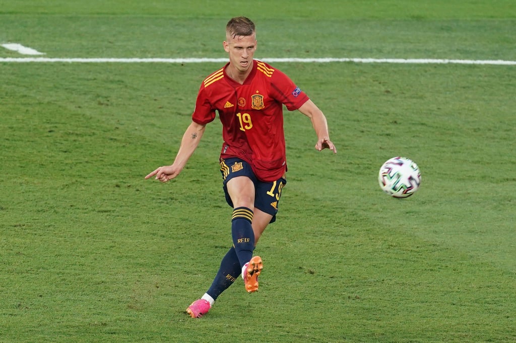 Dani Olmo sorgt auch von der Bank für Torgefahr.