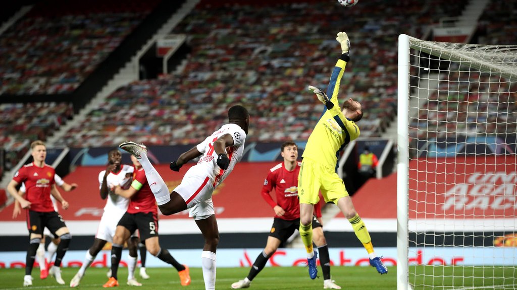 Größte Torchance für RB: Ibrahima Konaté köpft gegen David de Gea.