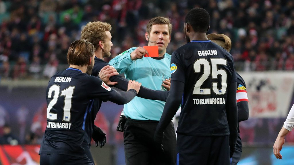 Rudelbildung: Schiedsrichter Frank Willenborg zeigt dem Berliner Jordan Torunarigha nach einer vermeintlichen Notbremse den Platzverweis.