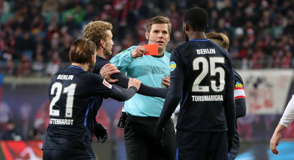 Rudelbildung: Schiedsrichter Frank Willenborg zeigt dem Berliner Jordan Torunarigha nach einer vermeintlichen Notbremse den Platzverweis.