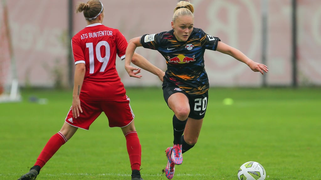 Die Leipzigerin Victoria Krug (r.) lässt im DFB-Pokal eine Gegnerin alt aussehen.