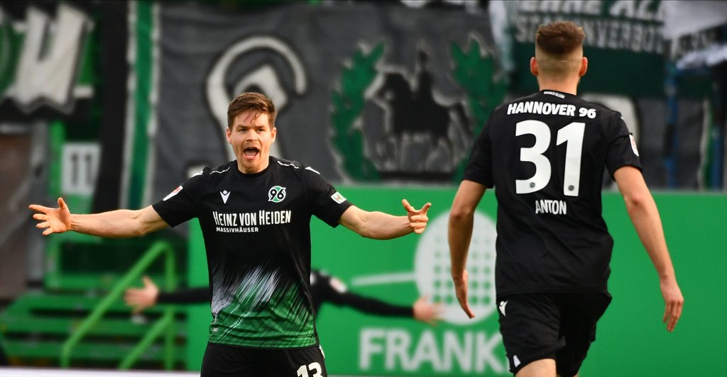 Dominik Kaiser jubelt mit Hannover 96 über den Sieg gegen Greuther Fürth.