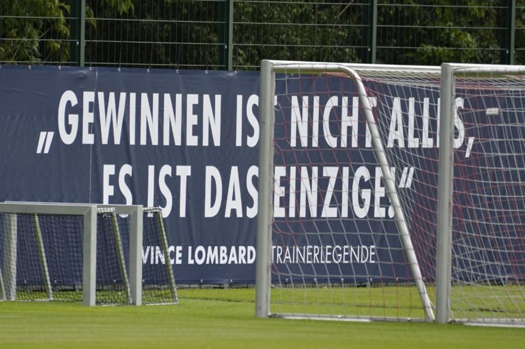 Fußball-Bundesliga 2019/2020, Training bei RB Leipzig (8. 7. 2019) Motivationsspruch am RBL-Trainingsgelände mit der Aufschrift – Gewinnen ist nicht alles, es ist das Einzige – Vince Lombardi, Trainerlegende – hinter einem Tor beim Training von RB Leipzig (9.7.2019).