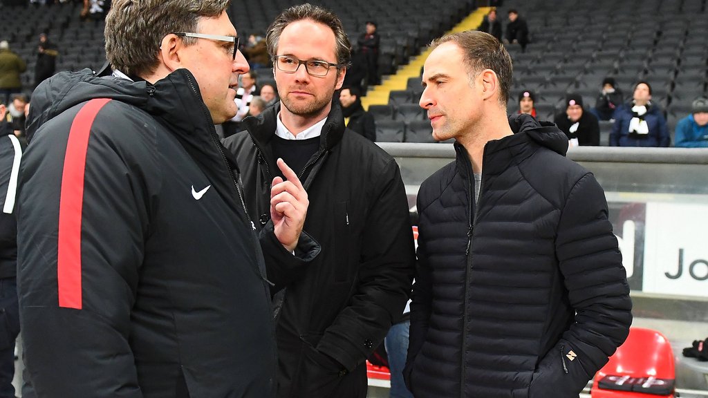 „Auf Pump errichtet”: Eintracht-Vorstand Axel Hellmann im Gespräch mit Oliver Mintzlaff und RB-Marketingdirektor Florian Scholz (Mitte).