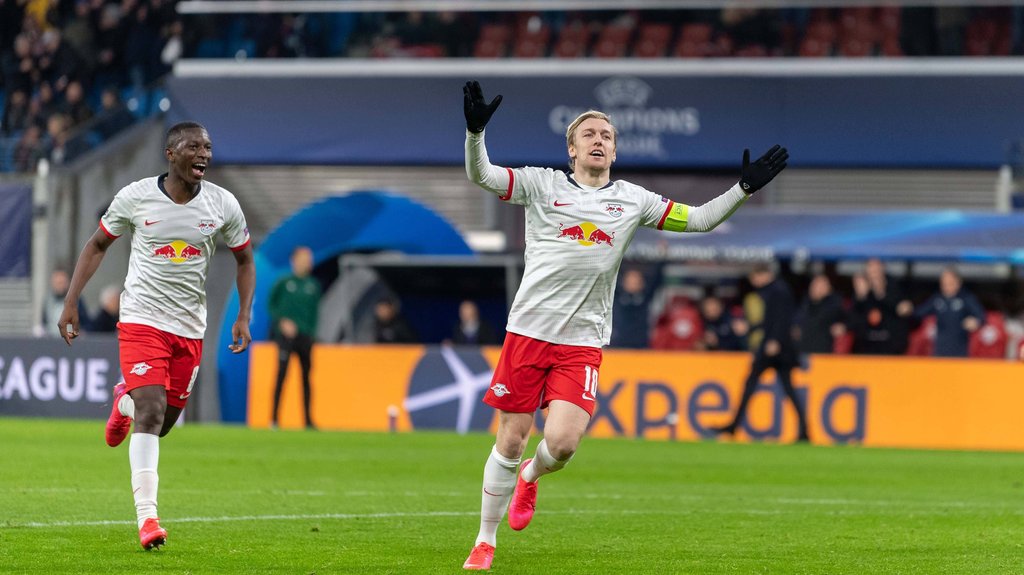 Immerhin 1,50 Meter Abstand: Emil Forsberg und Amadou Haidara (l.)