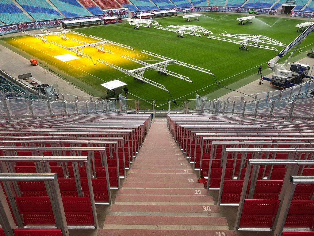 Das neue rote Stuhlsystem im Gästeblock im Stadion von RB Leipzig.