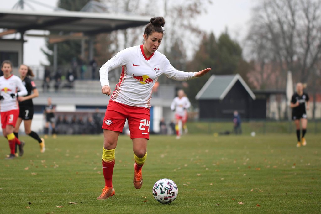 RB-Spielerin Yvonne Weilharter gegen Berghofen am Ball.
