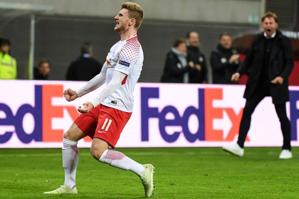 Timo Werner jubelt über das 1:0 und Ralph Hasenhüttl jubelt im Hintergrund mit.