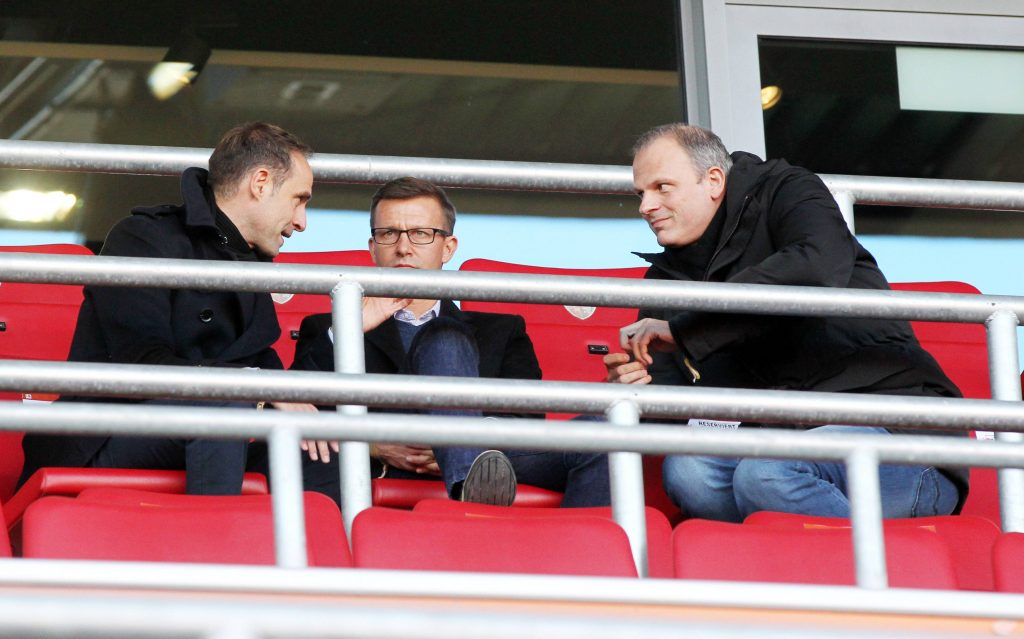 Bespricht Jesse Marsch (Mi.) mit Oliver Mintzlaff (li.) und Jochen Schneider (re.) schon mal einen möglichen Wechsel von Terrence Boyd nach New York?