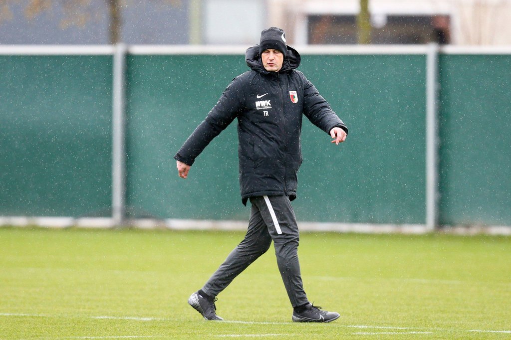 Auch die Zahnpasta-Tube war leer: FCA-Trainer Heiko Herrlich.