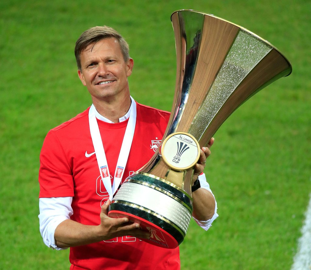 Salzburgs Trainer Jesse Marsch mit seiner ersten Trophäe