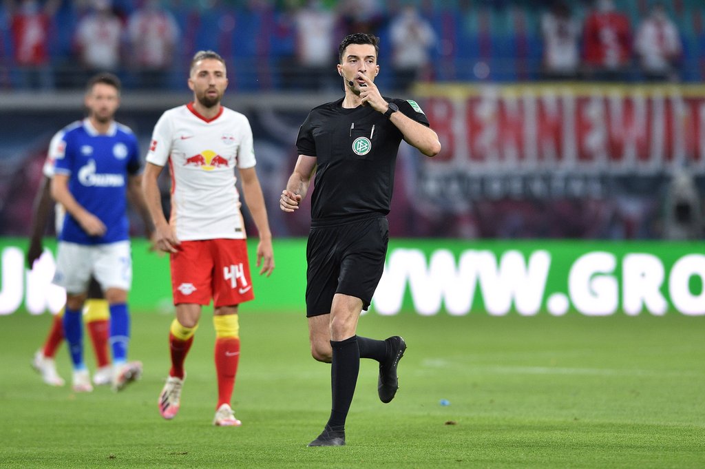 Schiedsrichter Florian Badstübner absolviert seine Debüt-Saison in der Fußball-Bundesliga.