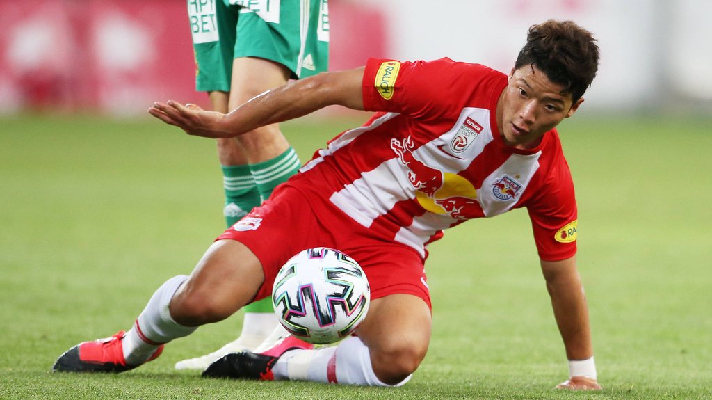 Ball im Blick: Hee-Chan Hwang.