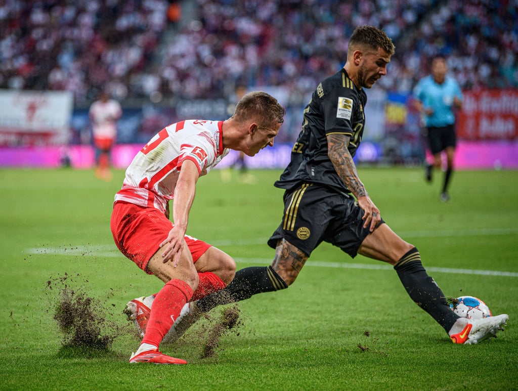 Überbelastung für den Rasen: Leipzigs Dani Olmo gegen den Münchner Lucas Hernandez.