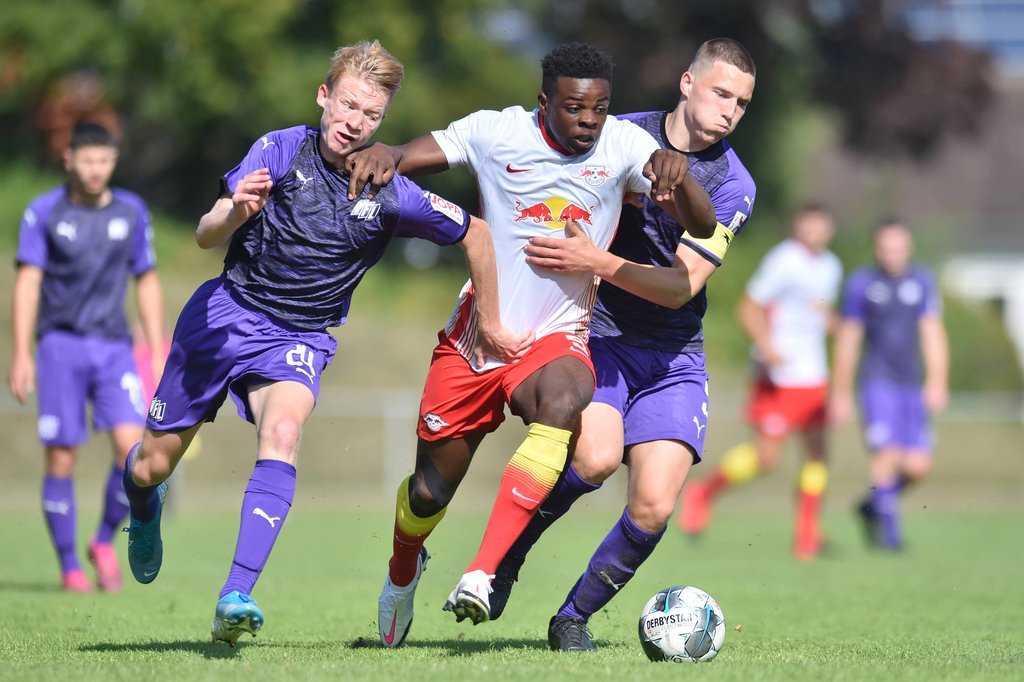 RB-Mittelfeldspieler Noah Ohio behauptet sich am 1. Spieltag gegen Osnabrücks Luis Sprekelmeyer (r.).