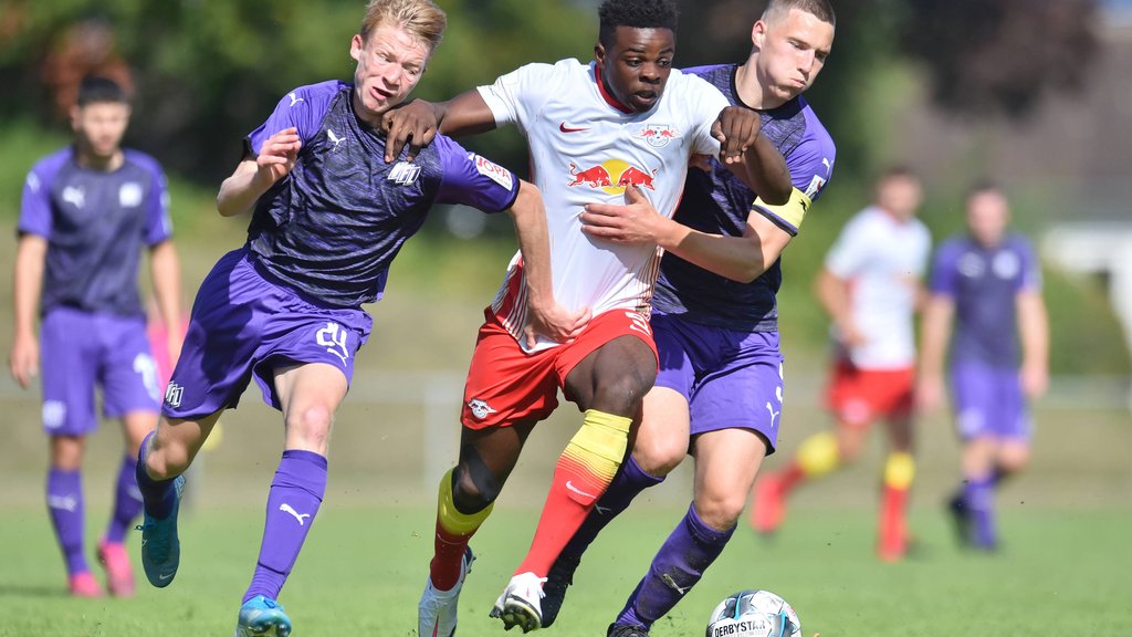 RB-Mittelfeldspieler Noah Ohio behauptet sich am 1. Spieltag gegen Osnabrücks Luis Sprekelmeyer (r.).