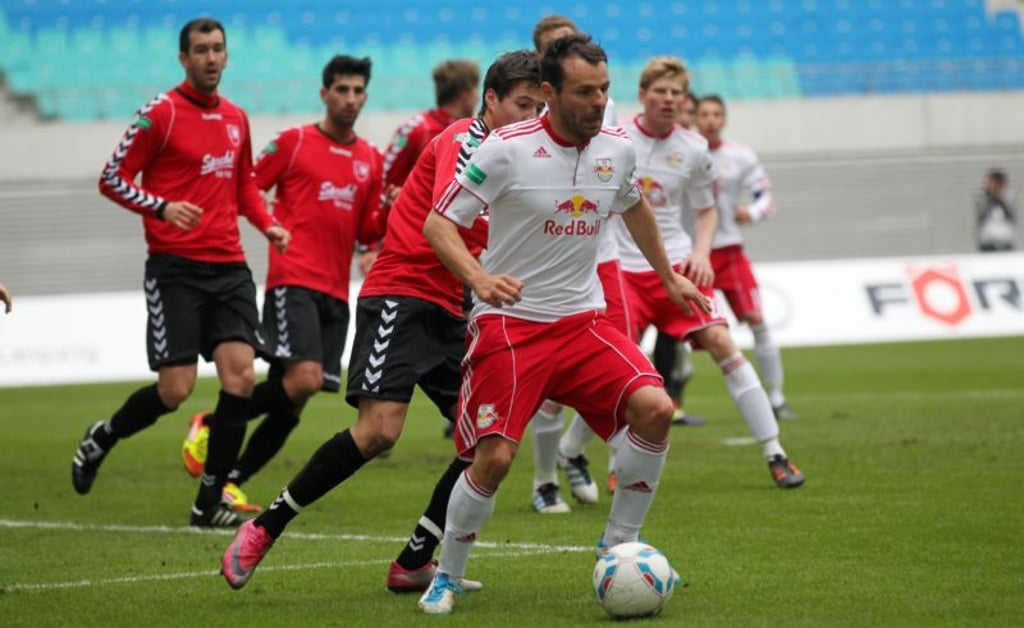 Roman Wallner für RB Leipzig am Ball gegen den SV Wilhelmshaven beim 8:2-Sieg im Februar 2012.