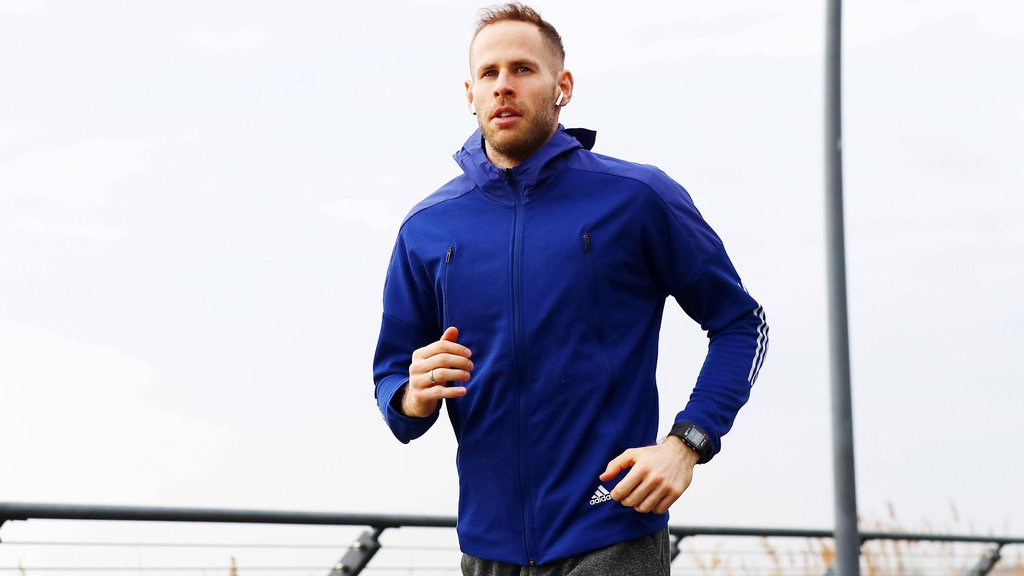 Hält sich in Corona-Zeiten fit: RB-Keeper Peter Gulacsi