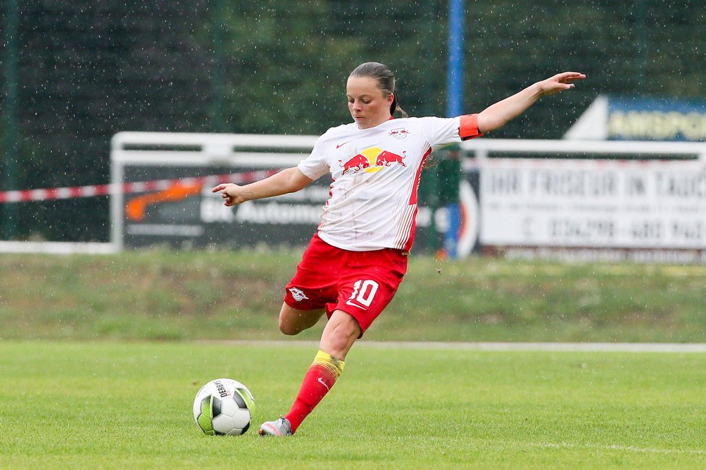 Kapitänin Marie Luise Herrmann beim Torabschluss.