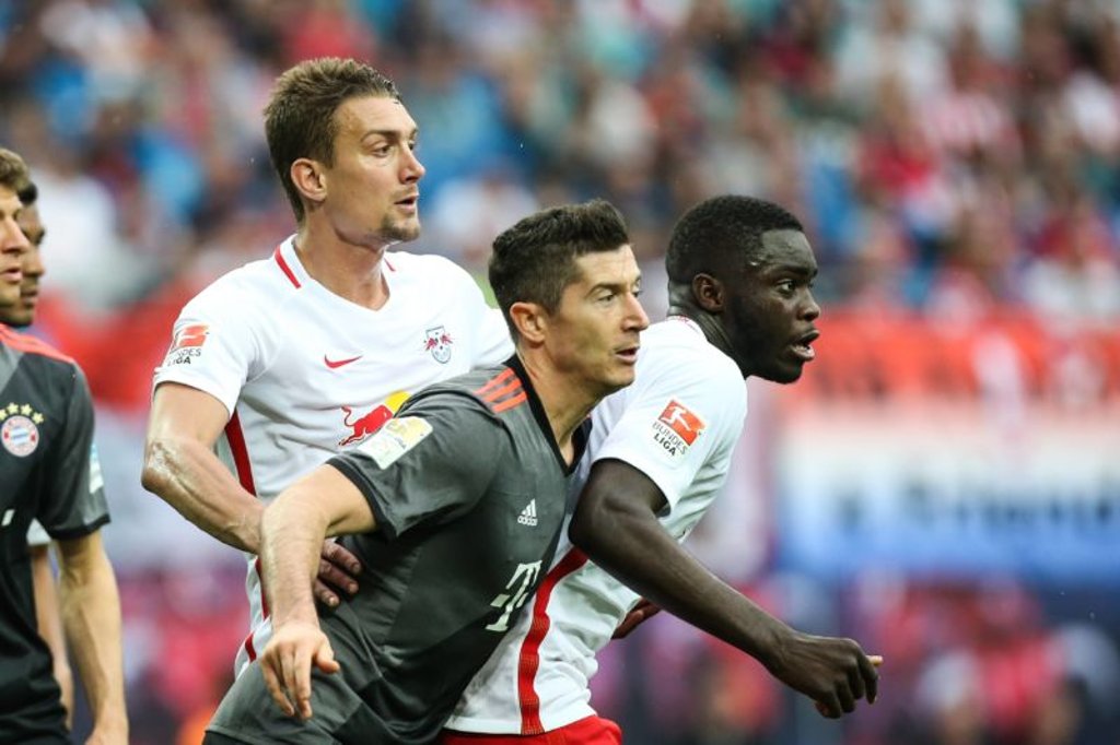Robert Lewandowski fordert mehr Mannschaften wie RB Leipzig in der Bundesliga. Hier gegen Dayot Upamecano und Stefan Ilsanker.