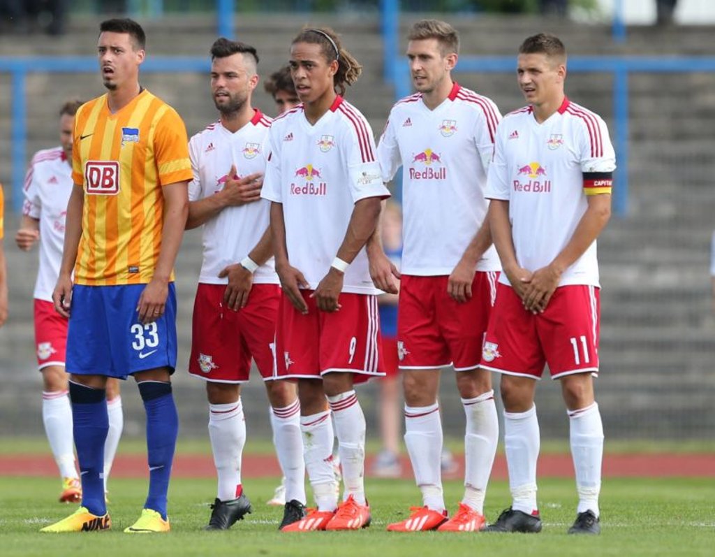 Tobias Willers (2. von rechts) und Yussuf Poulsen (3. von rechts) standen einst bei RB Leipzig noch zusammen in der Mauer.