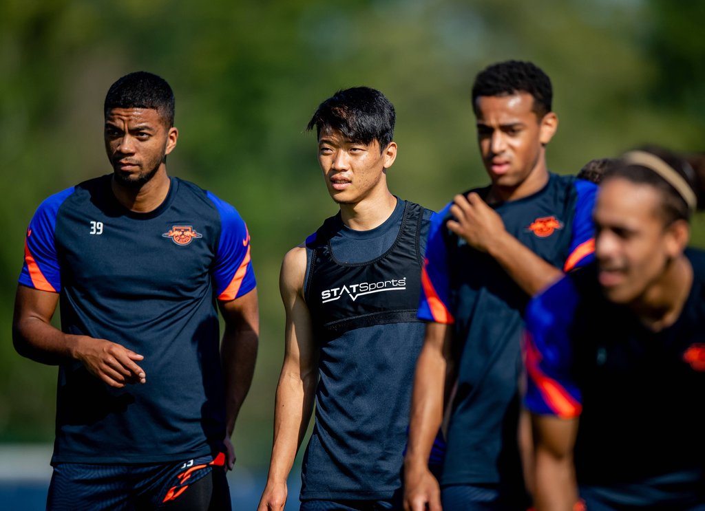 Plötzlich im Fokus: Benjamin Henrichs und Hee-chan Hwang (von rechts).