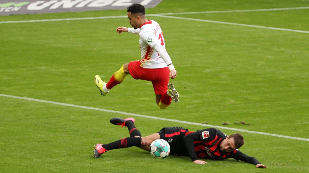 Abgegrätscht: Stefan Ilsanker gegen Justin Kluivert.