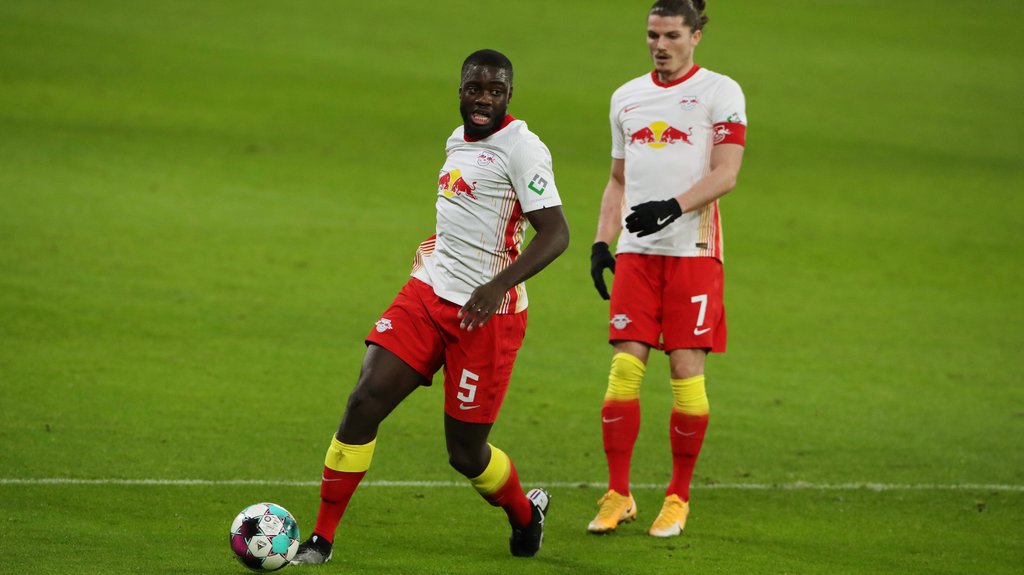 Sitzen gegen Augsburg beide auf der Bank: Dayot Upamecano und Marcel Sabitzer.