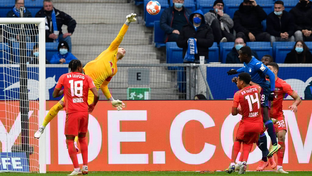 Auftakt zur Niederlage: RB-Keeper Peter Gulacsi unterläuft eine Ecke vor dem 0:1