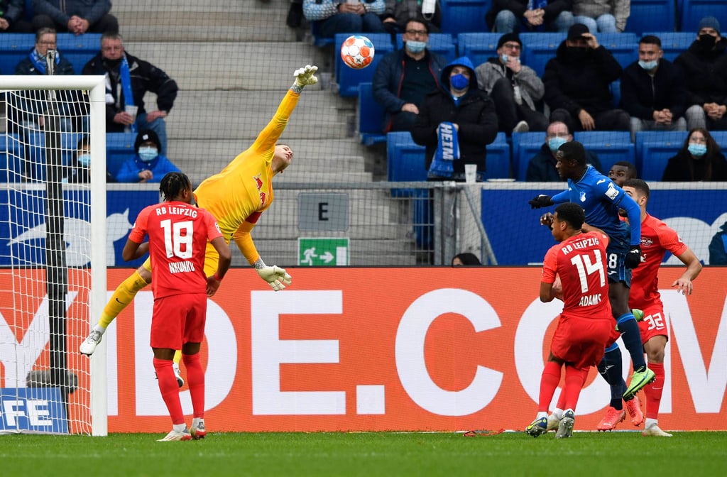 Auftakt zur Niederlage: RB-Keeper Peter Gulacsi unterläuft eine Ecke vor dem 0:1