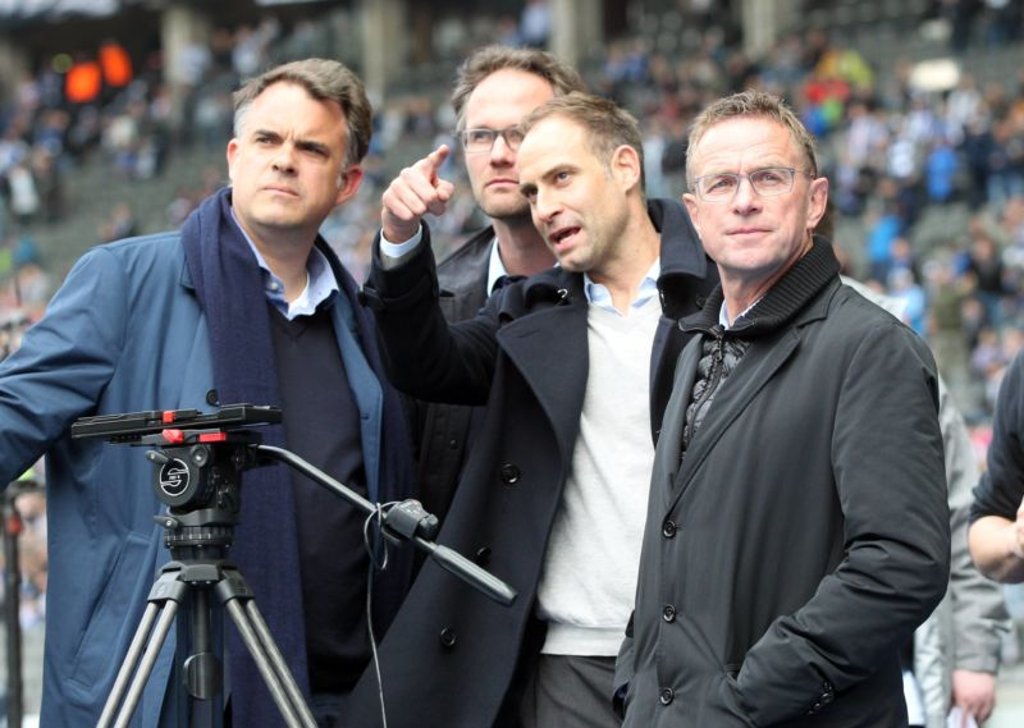 Immer Gesprächs- und Optimierungsbedarf bei RB Leipzig. Ulrich Wolter, Florian Scholz und Oliver Mintzlaff (von links nach rechts) im Gespräch. Ralf Rangnick dürfte es freuen, wenn die Strukturen um ihn herum stimmen.