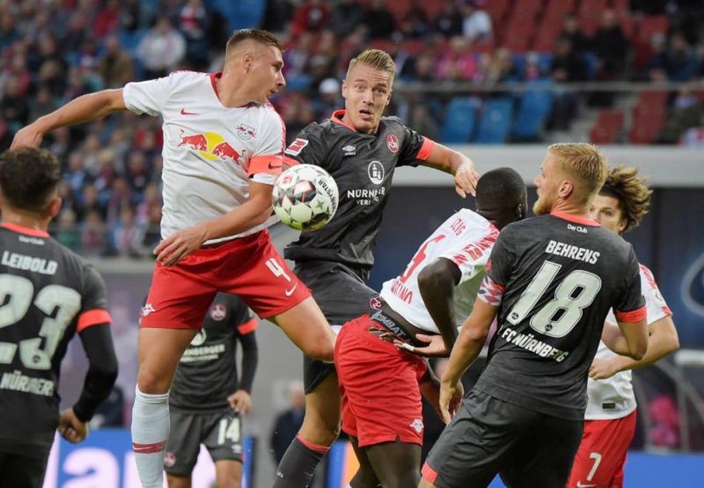 Luftkampf als Stillleben. Willi Orban und Dayot Upamecano.