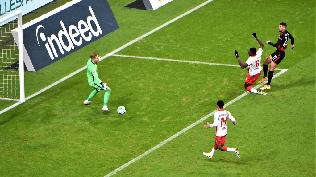 Fehlerkette in der Abwehr: Aymen Barkok trifft zum 1:0 für Frankfurt.