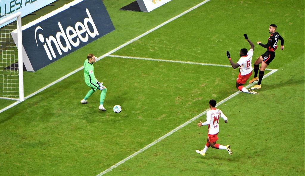 Fehlerkette in der Abwehr: Aymen Barkok trifft zum 1:0 für Frankfurt.