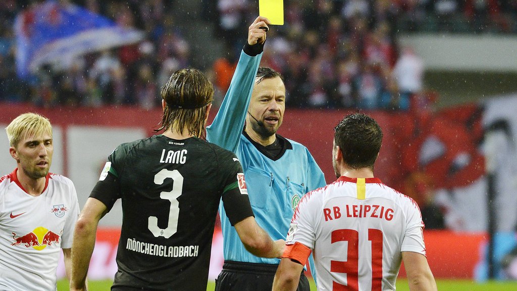 Schiedsrichter Markus Schmidt zeigt dem Ex-Leipziger Diego Demme beim 2:0-Sieg gegen Mönchengladbach im Dezember 2018 die gelbe Karte (links im Bild: Kevin Kampl).