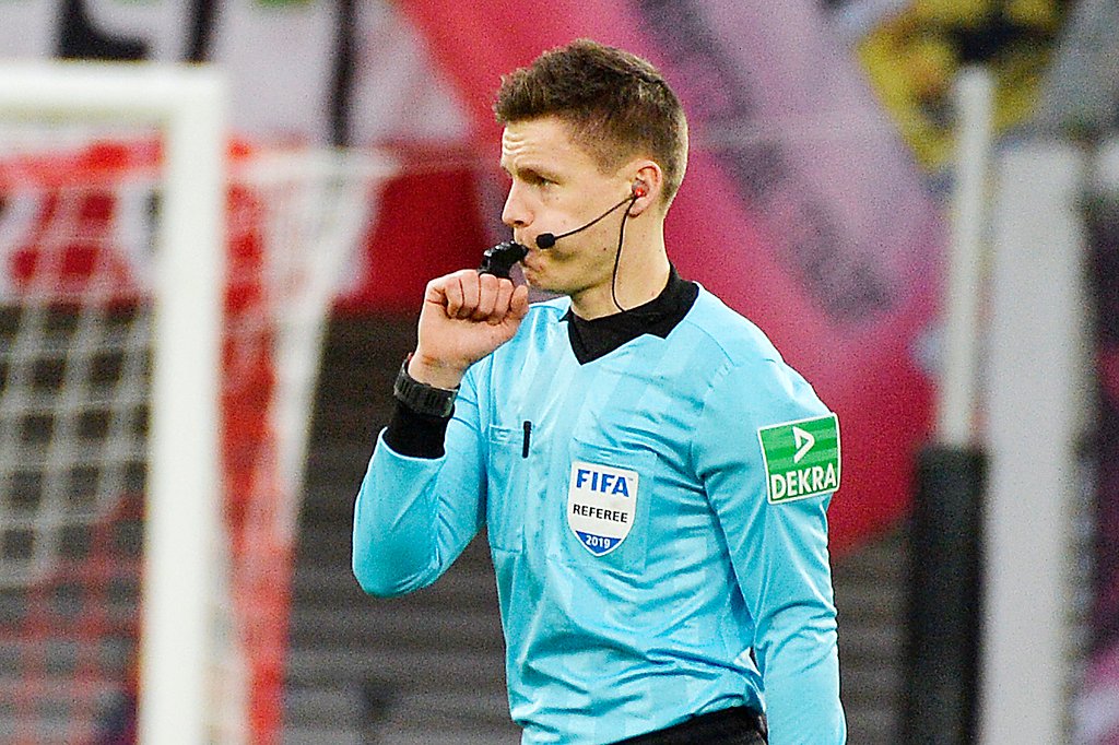 Daniel Siebert pfeift das Spiel zwischen Eintracht Frankfurt und RB Leipzig.