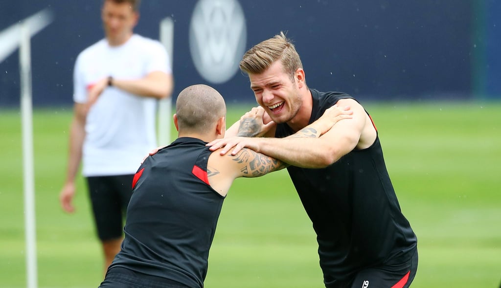 Gut gelaunt: Alexander Sörloth (r.) und Teamkollege Angelino beim Trainingsauftakt von RB Leipzig am Dienstag.