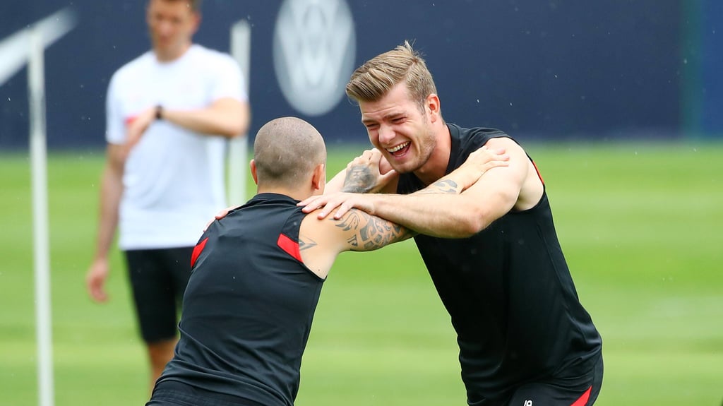 Gut gelaunt: Alexander Sörloth (r.) und Teamkollege Angelino beim Trainingsauftakt von RB Leipzig am Dienstag.
